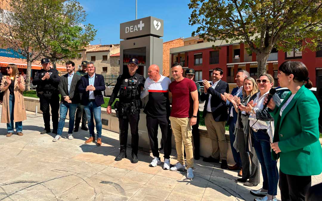 Los tres protegonistas han inaugurado el nuevo desfibrilador./ M.M.R