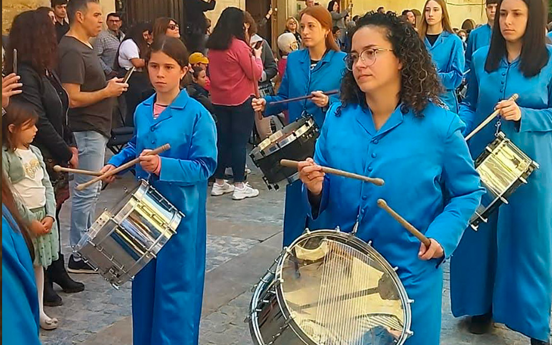 Tía y sobrina viven juntas la Semana Santa procesionando unidas con sus tambores / Archivo Familiar
