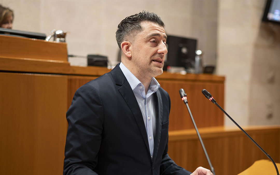 Iván Carpi alerta del incremento desorbitado de la espera media en consultas externas de varias especialidades en los hospitales de Teruel y Alcañiz. / CORTES DE ARAGÓN