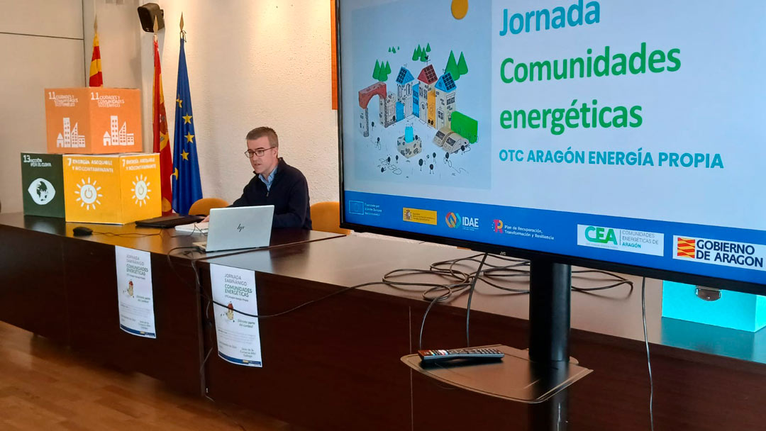 Javier Hernández, responsable de la OTC Aragón Energía Propia, con las charlas informativas de comunidades energéticas. / OTC