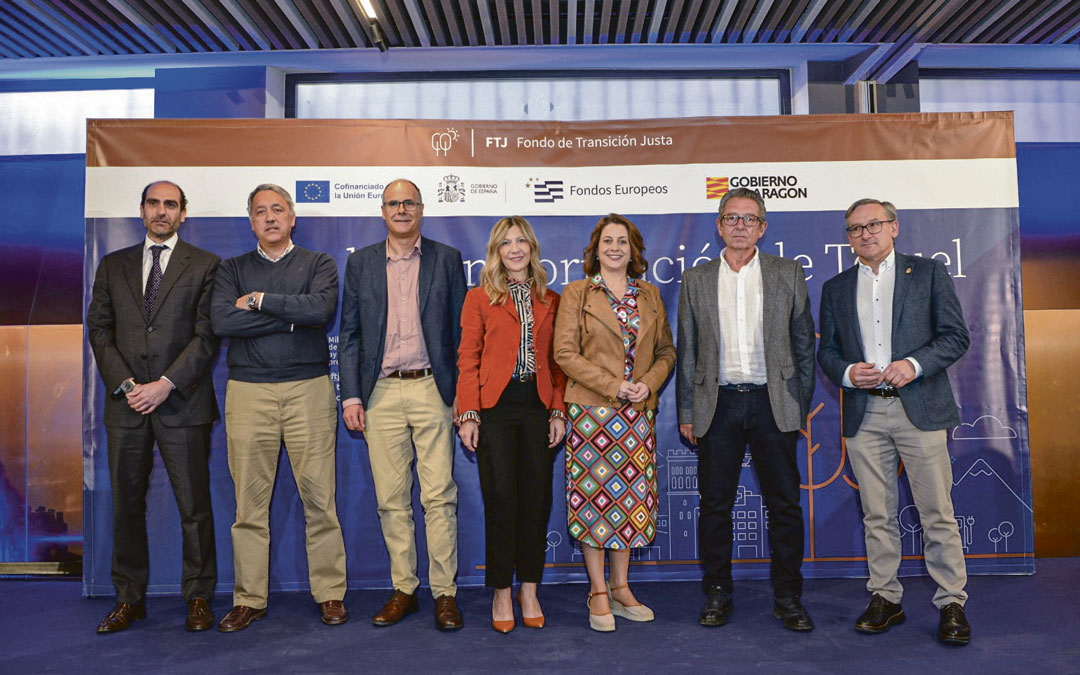 La vicepresidenta Mar Vaquero junto a otras autoridades y empresarios./DGA