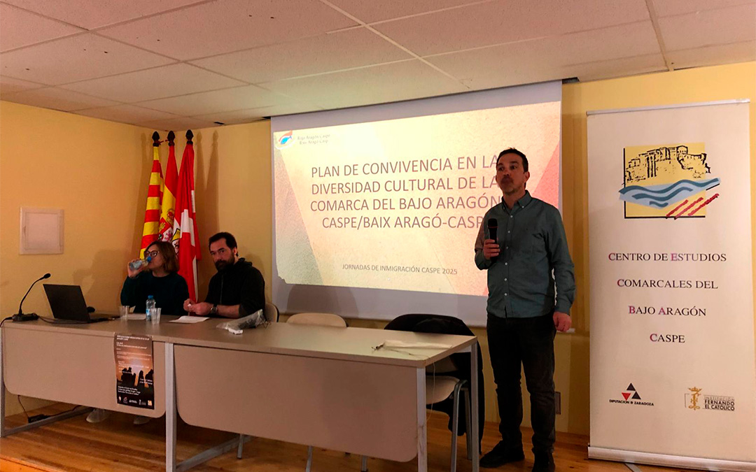 Amadeo Barceló, presidente del Cecbac, presentando la charla sobre el II Plan de Convivencia comarcal./ J.S.