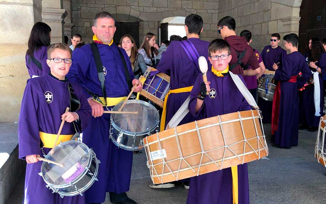 El beceitano participa en la Semana Santa de Valderrobres con sus hijos, que desde pequeños le acompañan en todas las procesiones. En 2023 los tres estuvieron en las Nacionales de Tobarrra / Archivo familiar