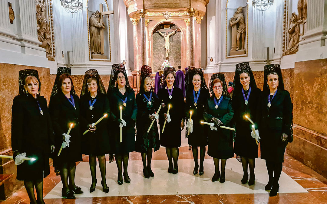 Foto de familia de la actual junta de la Cofradía de las Esclavas de la Virgen de la Soledad. / la Soledad