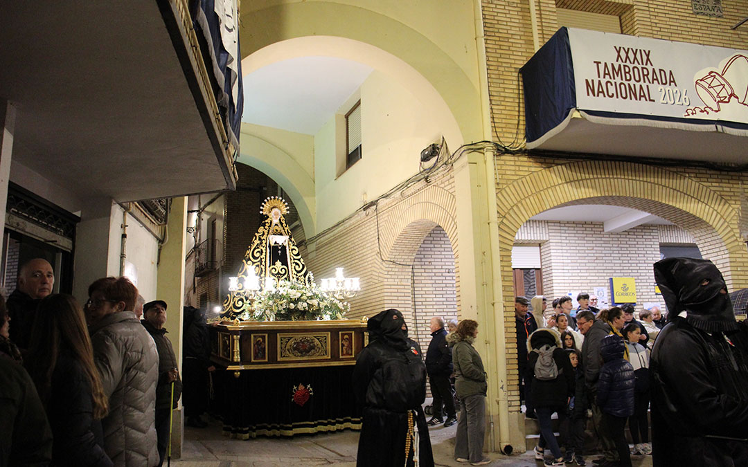 La Dolorosa, a resguardo mientras se tomaba la decisión. Finalmente, no salió y regresó a la iglesia a causa de la lluvia. / B. Severino
