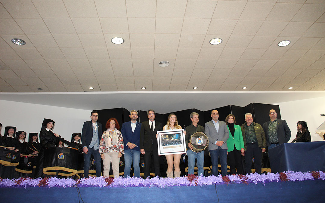 La corporación municipal y el presidente de la Ruta del Tambor y Bombo, junto a los galardonados: Marcos Balfagón y Cristina Vidal, al final del acto. / B. Severino