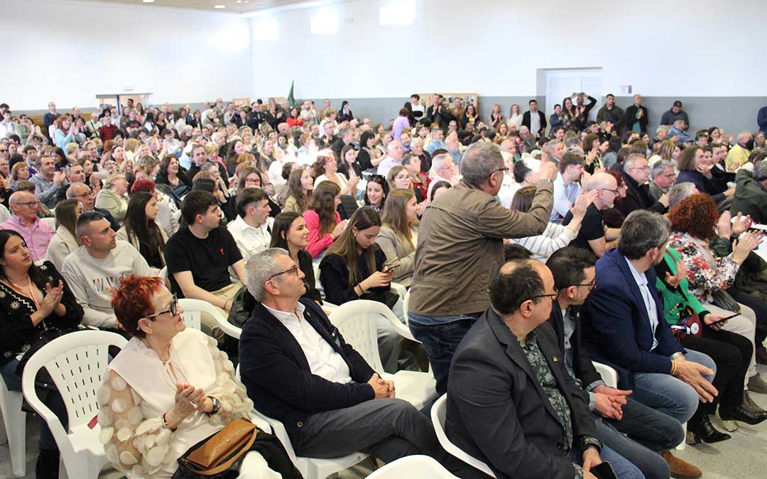 Lleno en el salón del Charif y aplausos al final de pie para los homenajeados. / B. Severino