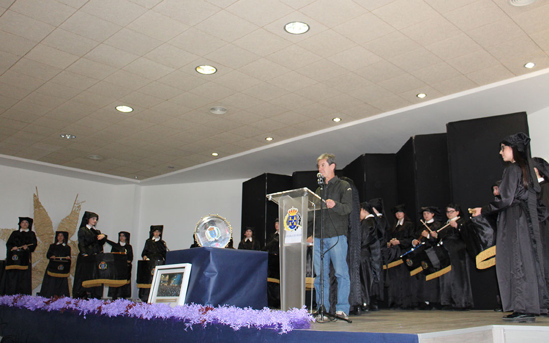 Marcos Balfagón, Tambor de Honor 2025, arropado por el grupo juvenil. / B. Severino