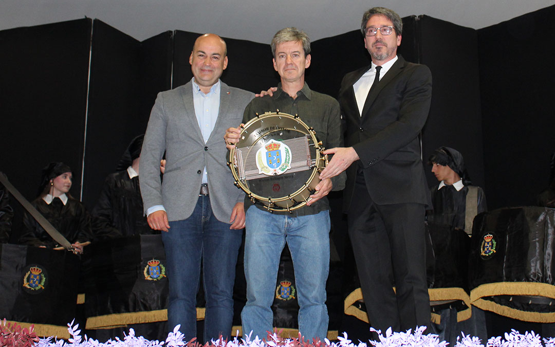 Entrega del Tambor de Honor 2025 a Marcos Balfagón Sierra de manos del presidente de la Ruta, Fernando Galve, y del alcalde, Pedro Bello. / B. Severino