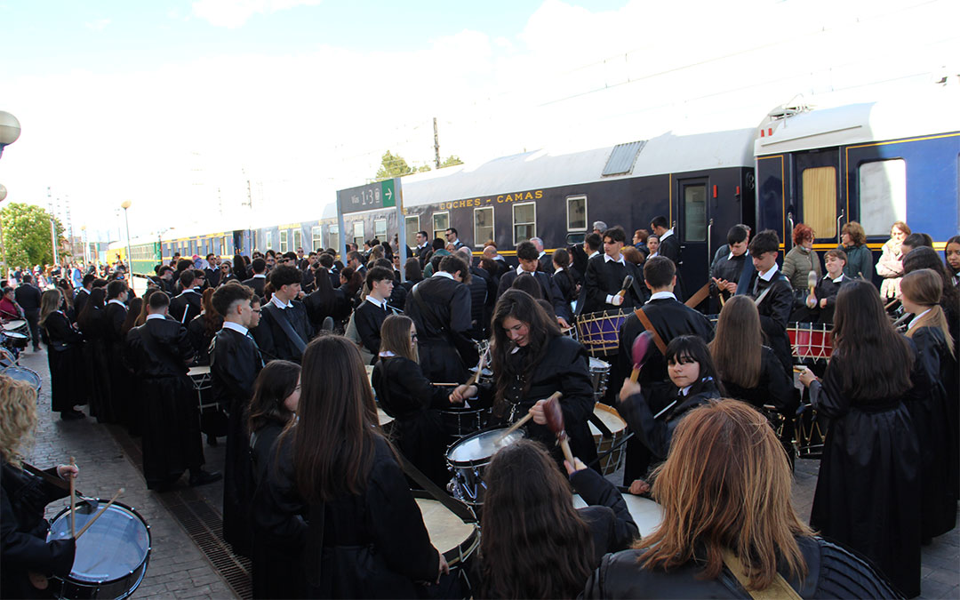Sábado Santo de 2025, y las cuadrillas reciben al Tren del Tambor en La Puebla de Híjar. / B. Severino