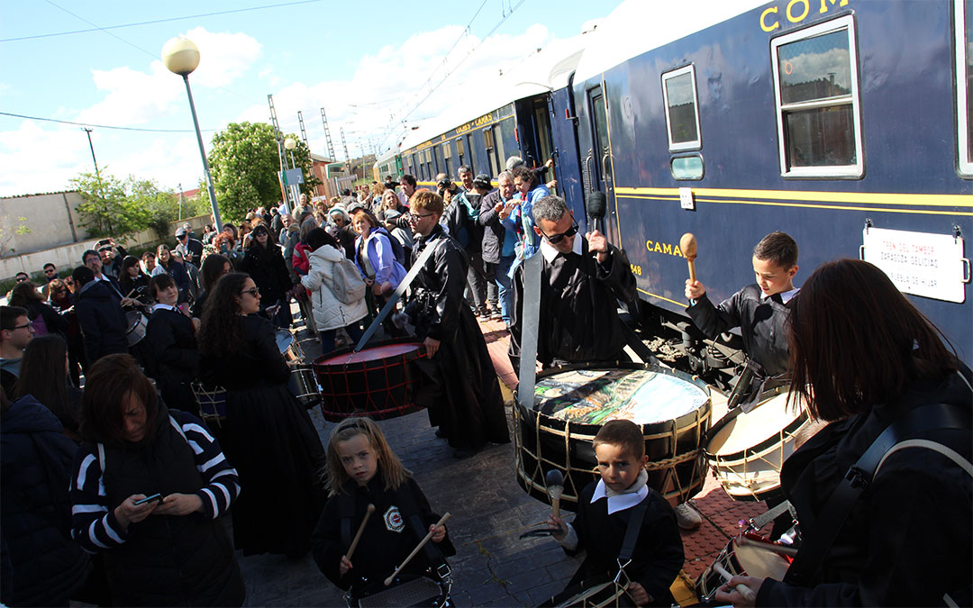 Sábado Santo de 2025, y las cuadrillas reciben al Tren del Tambor en La Puebla de Híjar. / B. Severino