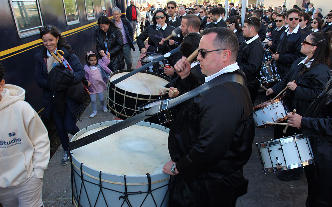 Sábado Santo de 2025, y las cuadrillas reciben al Tren del Tambor en La Puebla de Híjar. / B. Severino