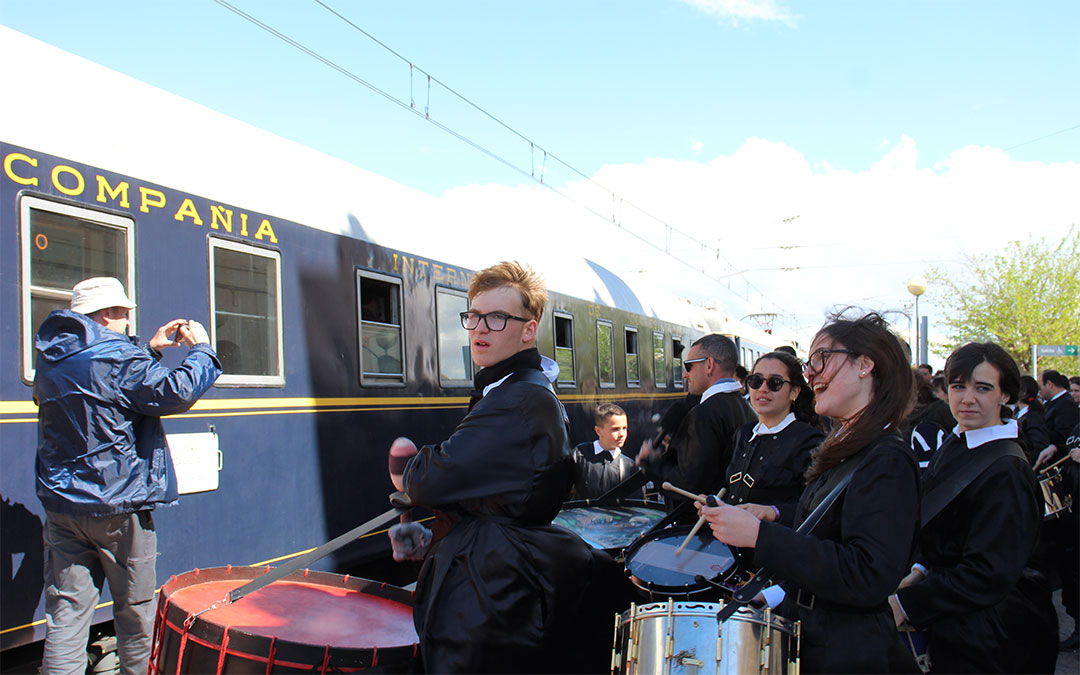 Sábado Santo de 2025, y las cuadrillas reciben al Tren del Tambor en La Puebla de Híjar. / B. Severino