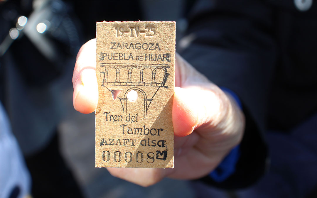 Sábado Santo de 2025, y las cuadrillas reciben al Tren del Tambor en La Puebla de Híjar. / B. Severino