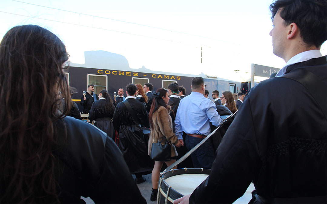 Sábado Santo de 2025, y las cuadrillas reciben al Tren del Tambor en La Puebla de Híjar. / B. Severino