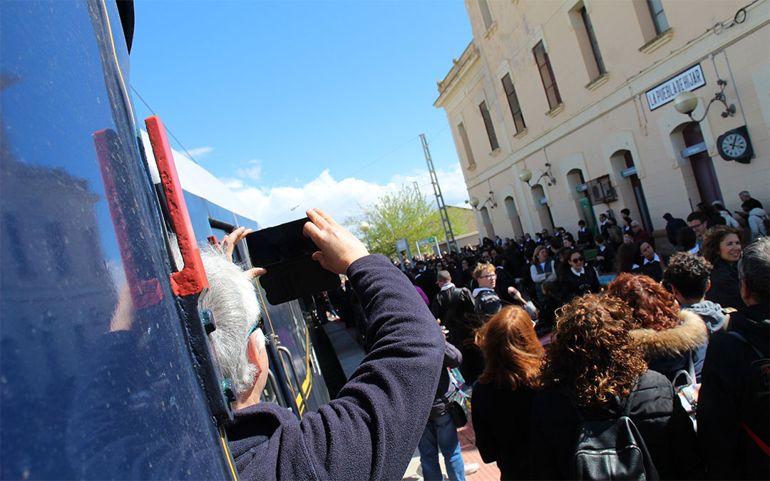 Sábado Santo de 2025, y las cuadrillas reciben al Tren del Tambor en La Puebla de Híjar. / B. Severino