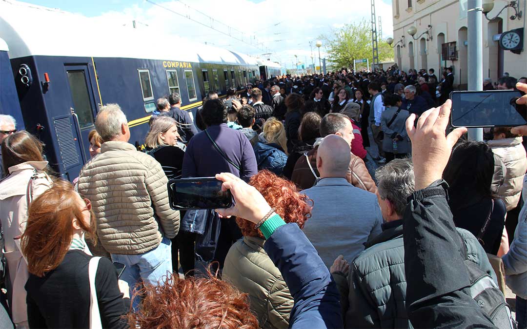 Sábado Santo de 2025, y las cuadrillas reciben al Tren del Tambor en La Puebla de Híjar. / B. Severino