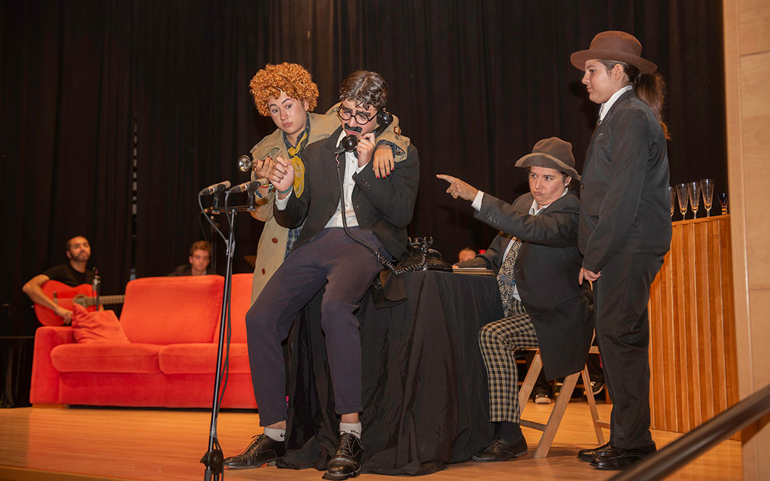 El teatro es su contacto con los clásicos como los Hermanos Marx. / Más que palabras