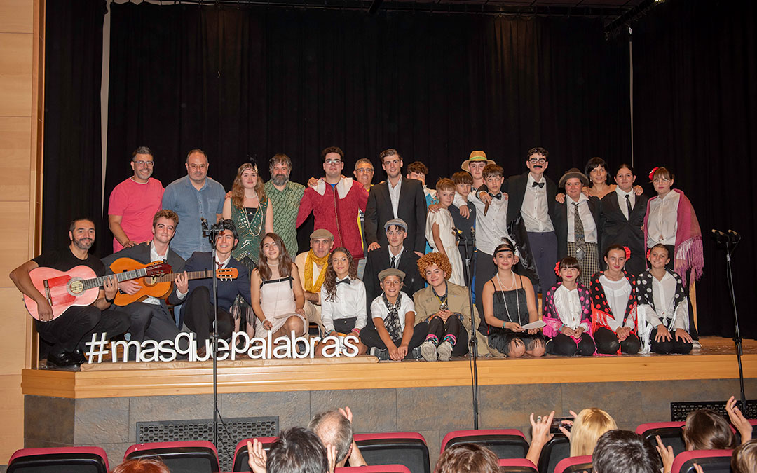 Foto del grupo de teatro, de sus responsables en la asociación y el colegio, y quienes les dirigen. / Grupo Teatro