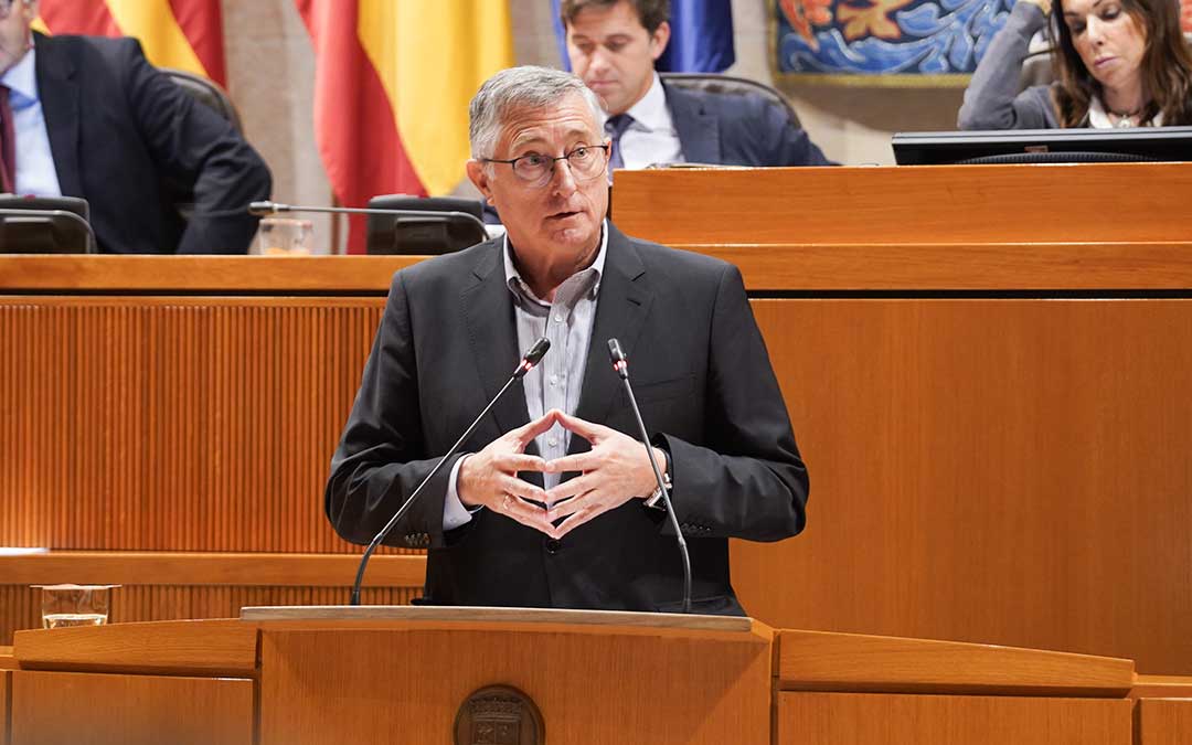 El consejero de Turismo y presidente de Motorland, Manuel Blasco, este jueves en su comparecencia en las Cortes de Aragón./ DGA.