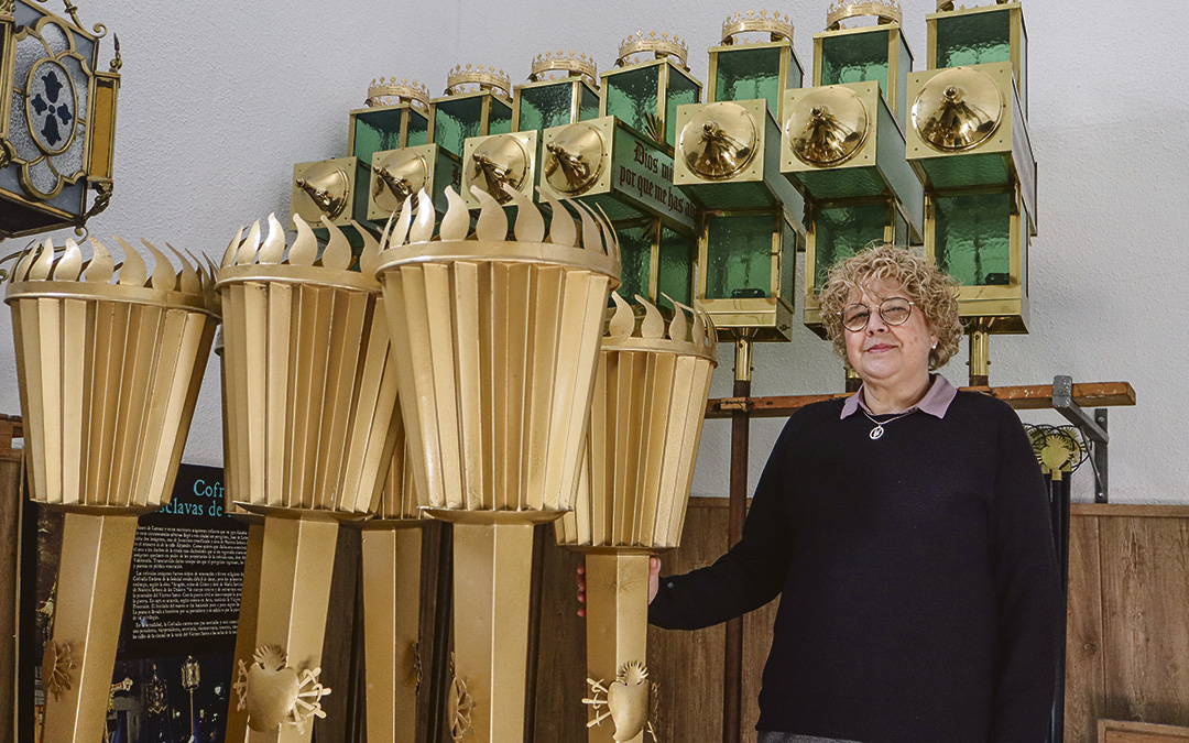 María Ángeles Magallón, en la capilla de la Cofradía de la Virgen de la Soledad, con las antorchas ya preparadas para hoy. / A.Z