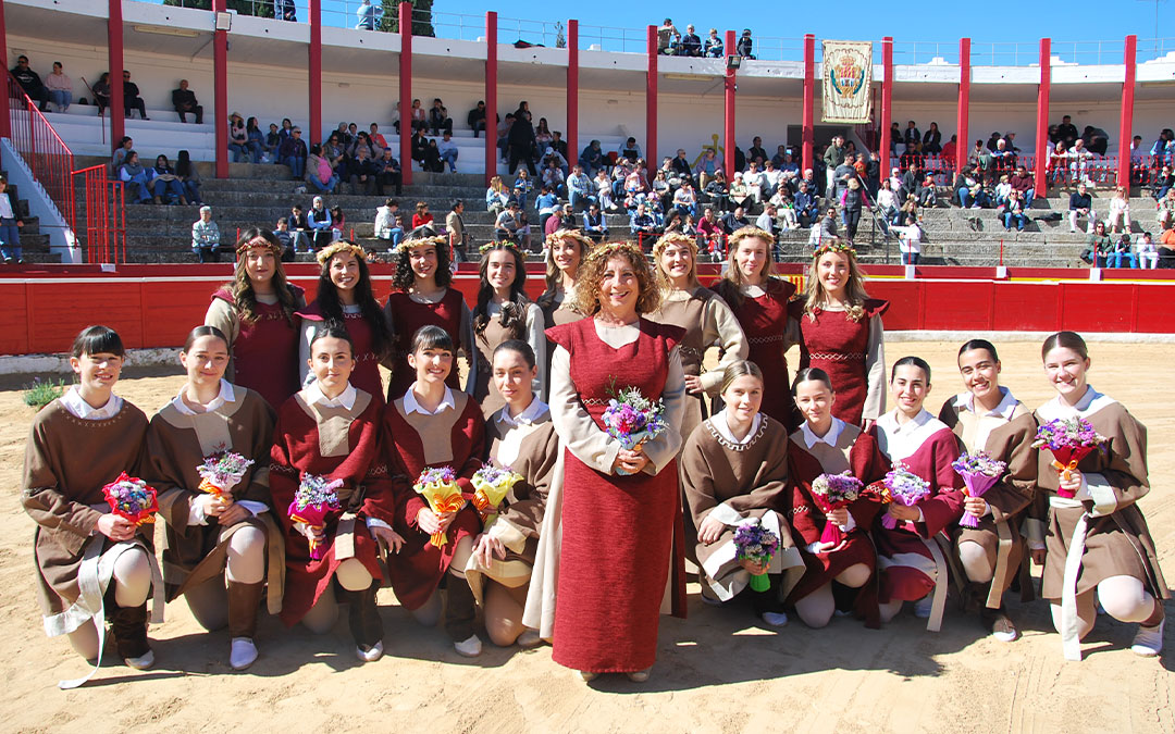 María Jesús Alcón en el centro con el grupo de danzantes a sus espaldas, antes de comenzar el acto del Vencimiento del Dragón, en la plaza de toros./ S.F.