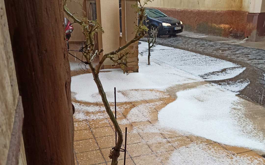 La granizada dejó mantos blancos a lo largo de las calles de Mas de las Matas./ Francisco Javier Blasco- Teresa Royo.