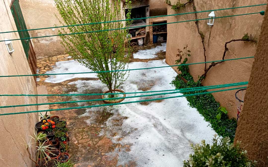 La granizada dejó mantos blancos a lo largo de las calles de Mas de las Matas./ Francisco Javier Blasco- Teresa Royo.