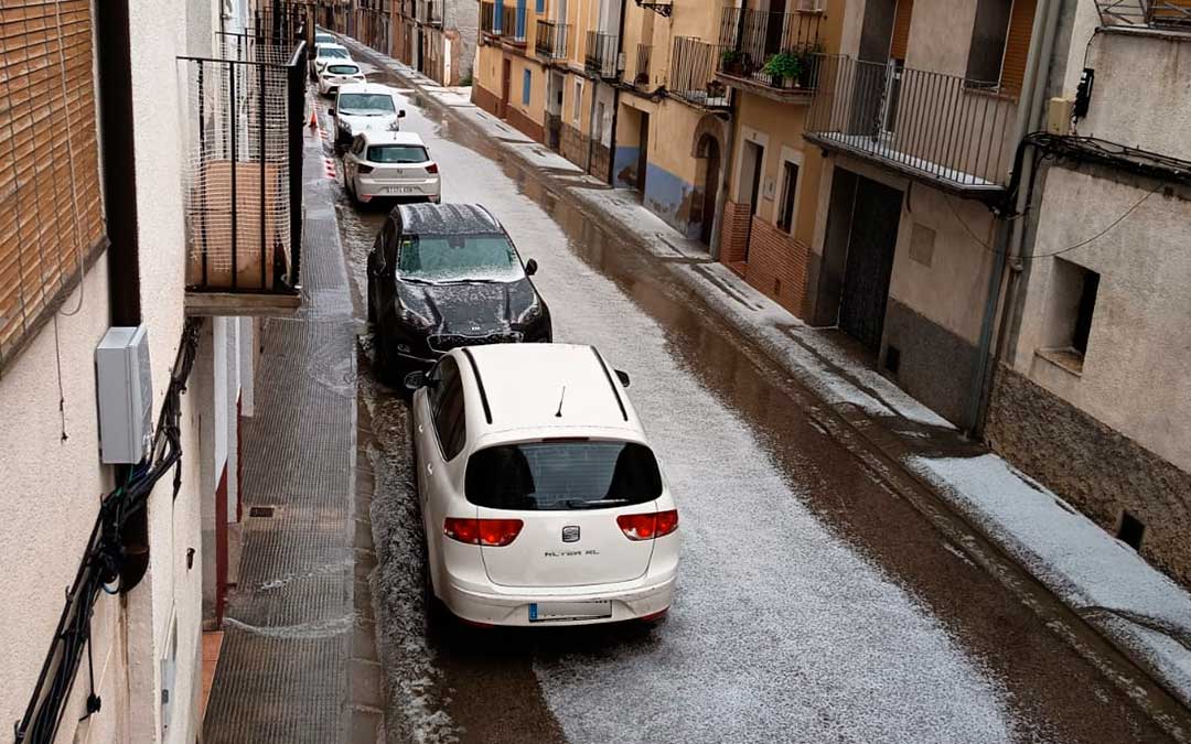 La granizada dejó mantos blancos a lo largo de las calles de Mas de las Matas./ Francisco Javier Blasco- Teresa Royo.