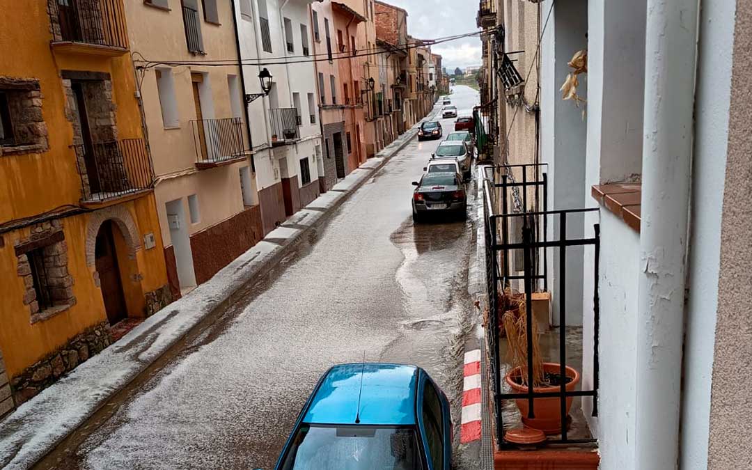 La granizada dejó mantos blancos a lo largo de las calles de Mas de las Matas./ Francisco Javier Blasco- Teresa Royo.