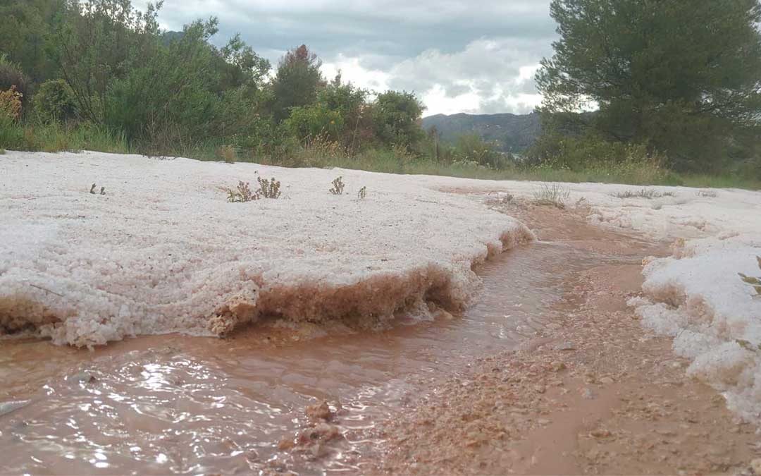 La tormenta acumuló grandes cantidades de granizo en poco tiempo./ L.C.