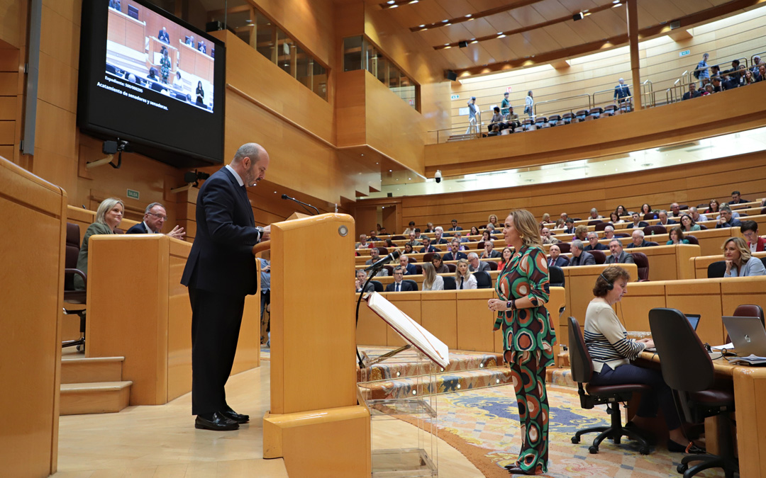 La socialista, Mayte Pérez, jura el cargo como senadora./ PSOE