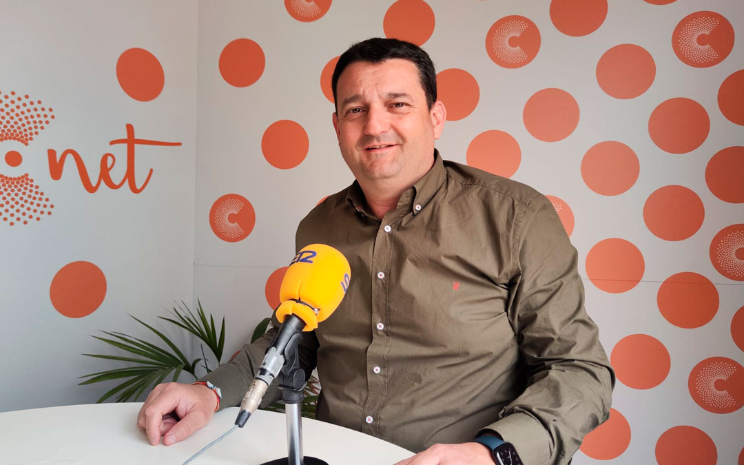 Miguel Ángel Estevan, alcalde de Alcañiz, en los estudios de Radio La Comarca. / LA COMARCA