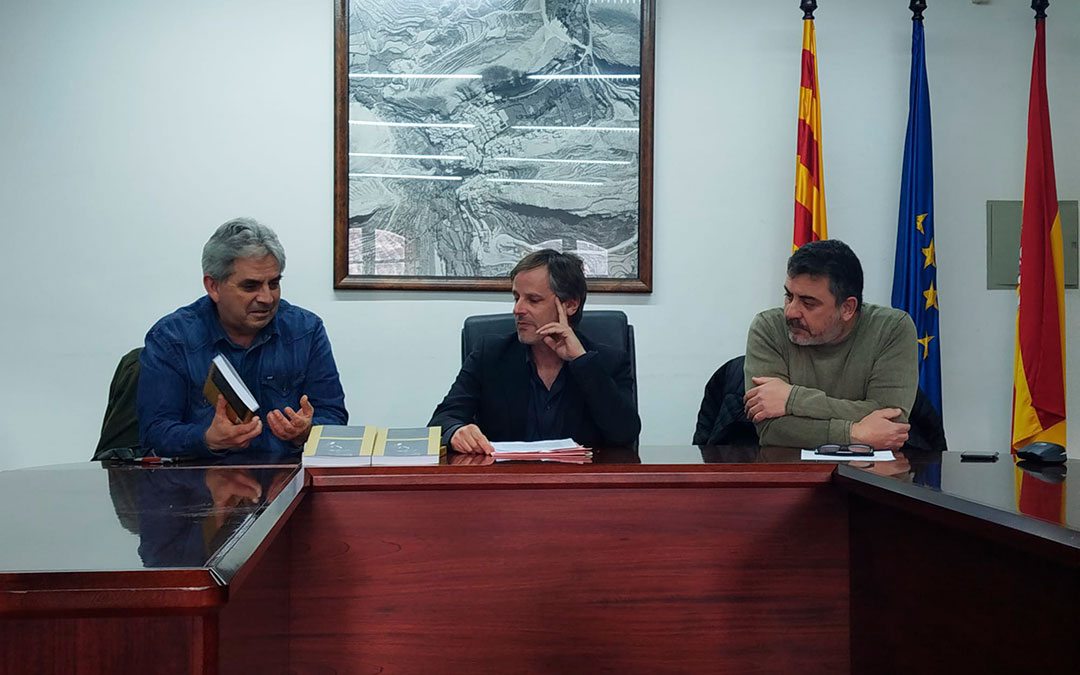 El coordinador de Rolde, Carlos Serrano; el autor, Rubén Pérez Moreno; y el alcalde de Molinos, David Ferrer. / Ayto. Molinos