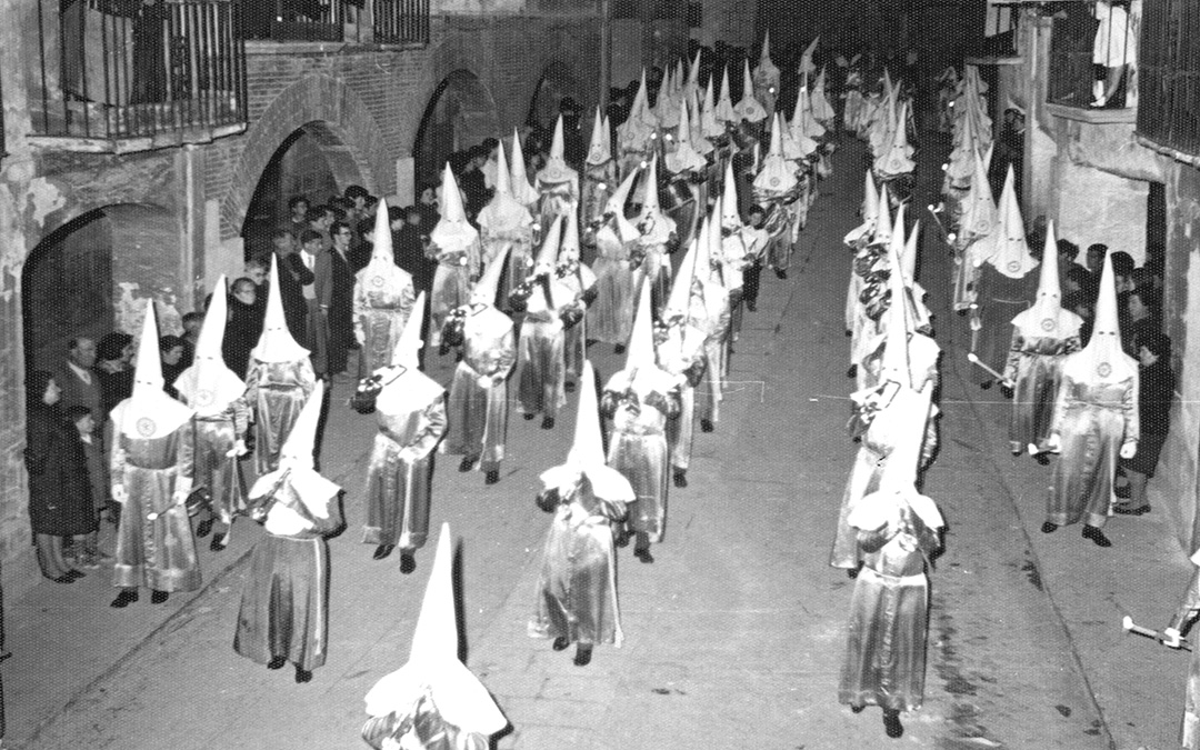 Imagen de archivo de la banda del Nazareno procesionando por las calles de Alcañiz. La fotografía corresponde a finales de los 70, cuando solo hacía 15 años que existía. / César Gracia