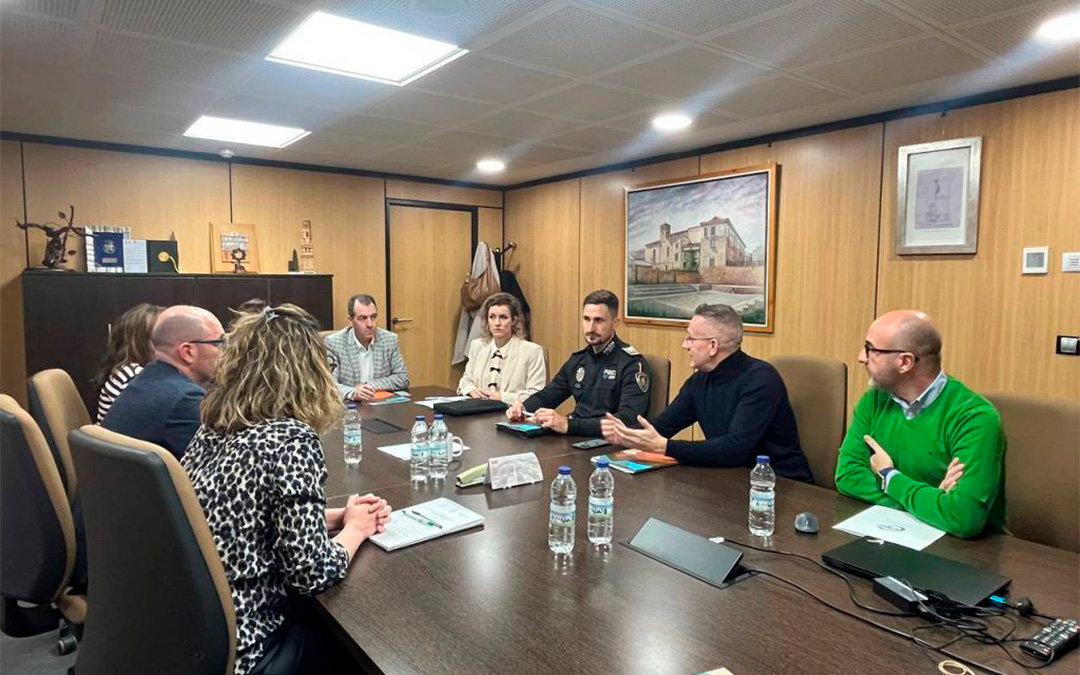 Foto de archivo de la reunión mantenida antes de la firma del Pacto de Funcionarios, el pasado mes de febrero./ Ayto. Caspe