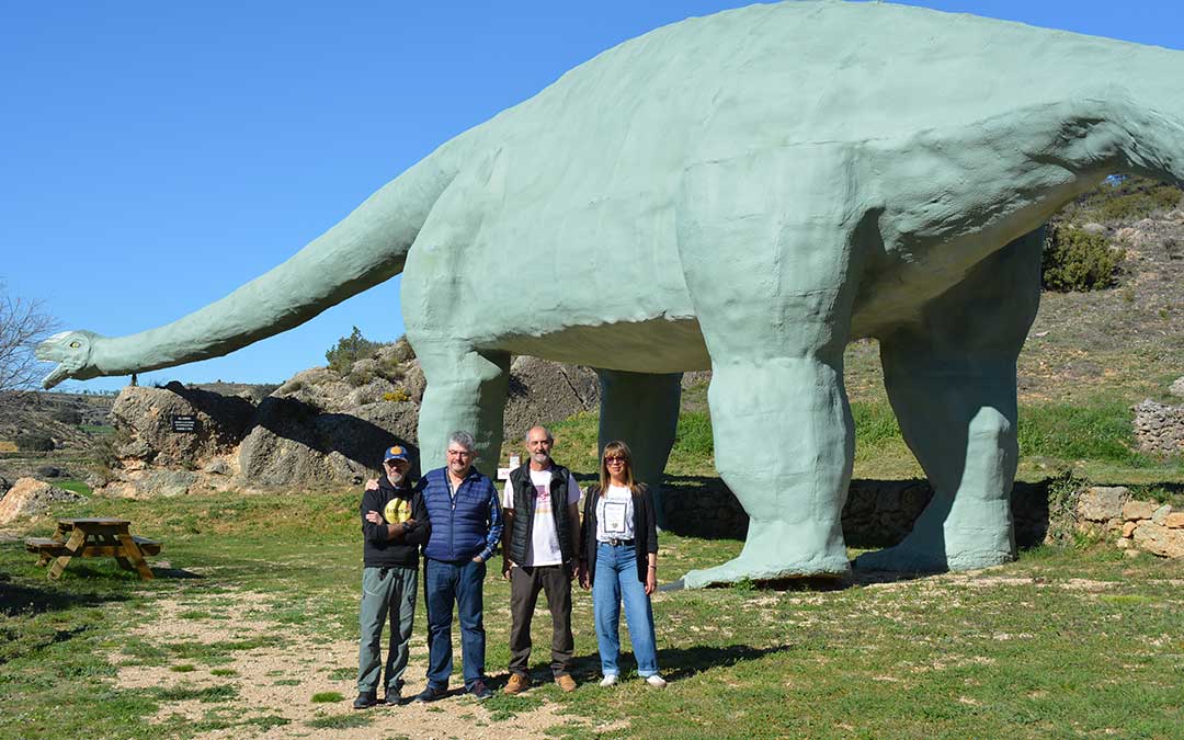 El impulsor del parque, Rafael Martínez (Ra), junto al presidente comarcal, José Miguel Celma; la consejera de Turismo, Belén Adán; y el alcalde de Las Parras, Javier Trullenque./ C.O.