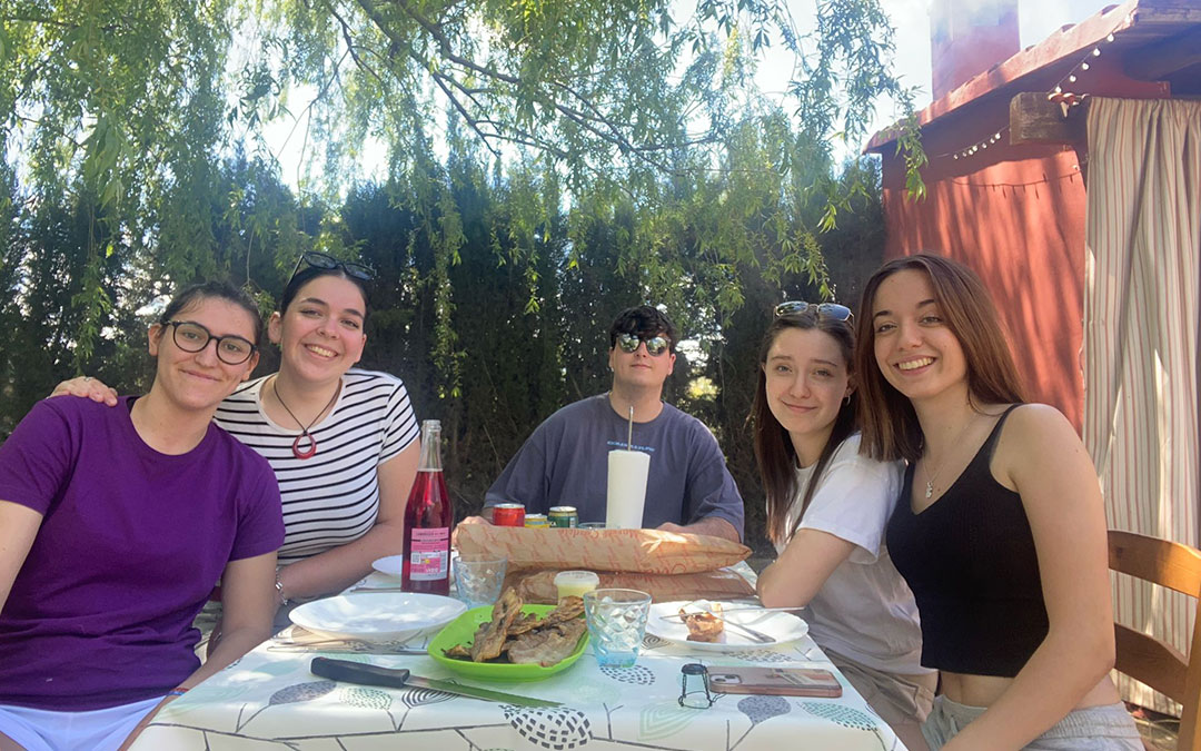 Amigos de Alcañiz en la finca los panizales. / LA COMARCA