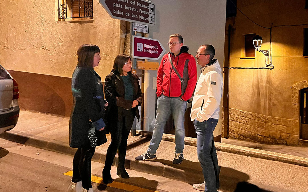 Fotografía de la diputada autonómica Carmen Soler, la diputada provincial Susana Traver y el concejal socialista Carlos Vives con el agricultor y ganadero de Peñarroya de Tastavins César Antolín.
