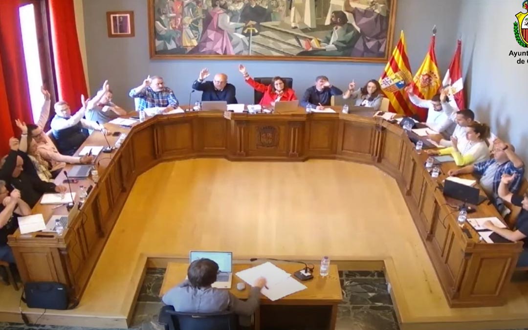 Una de las votaciones celebradas durante el pleno de abril del Ayuntamiento de Caspe./ Youtube Ayuntamiento de Caspe