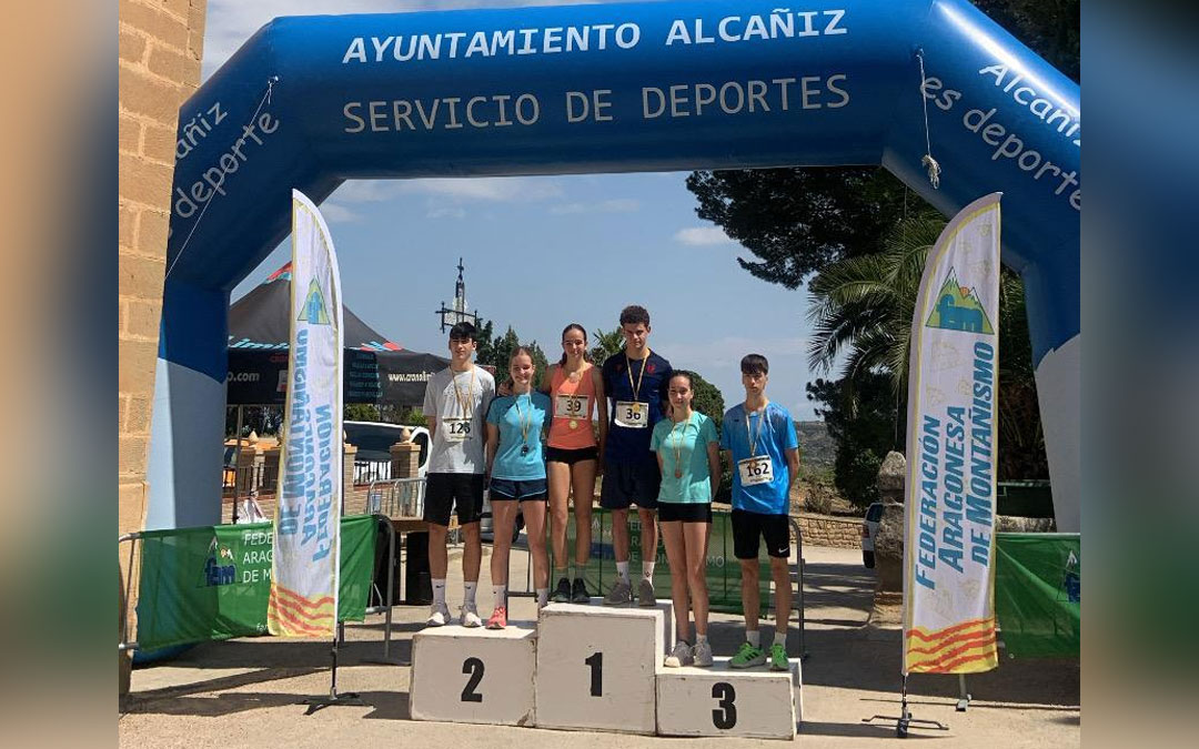 Campeones de la categoría femenina y masculina del Trail Escolar Las Ermitas. / S.C.