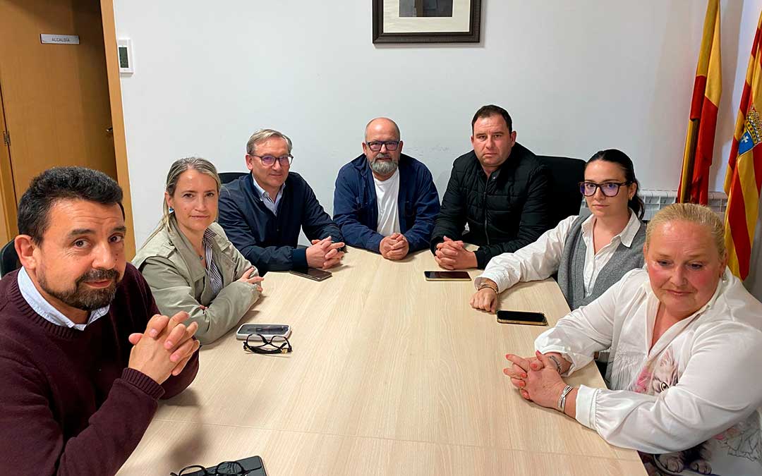 El portavoz y los consejeros populares de Cuencas Mineras en una reunión el miércoles con el presidente del Partido Popular de Teruel, Joaquín Juste; y la secretaria general, Yolanda Sevilla / PP