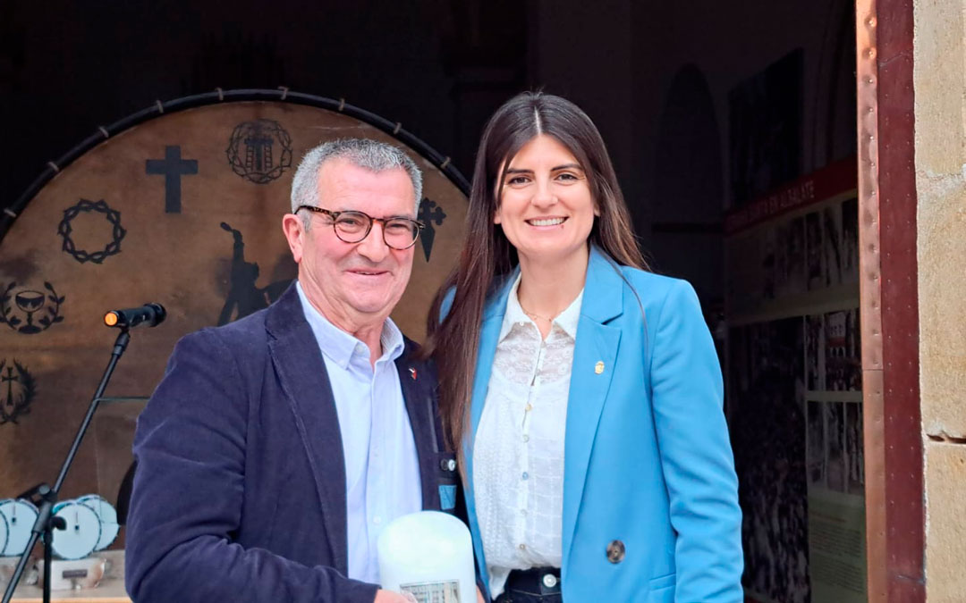 Segundo Bordonaba, pregonero de Albalate y la alcaldesa, Celia Trullen./ Carlos Gómez