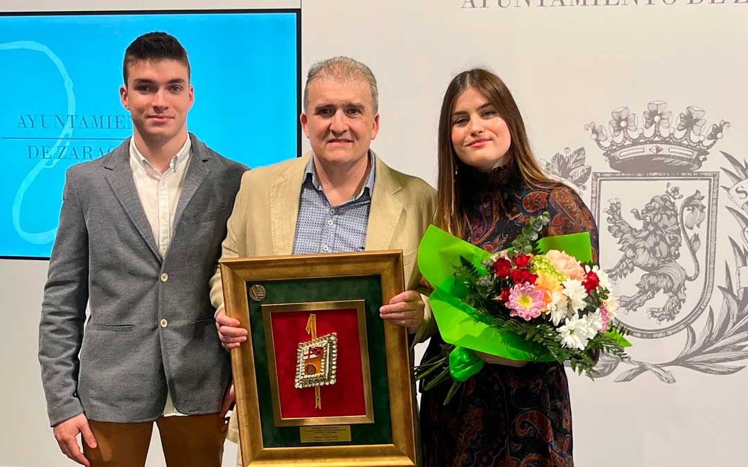 Antonio Alejos recibió el galardón junto a sus hijos en el Ayuntamiento de Zaragoza./ PASTELERÍA ALEJOS