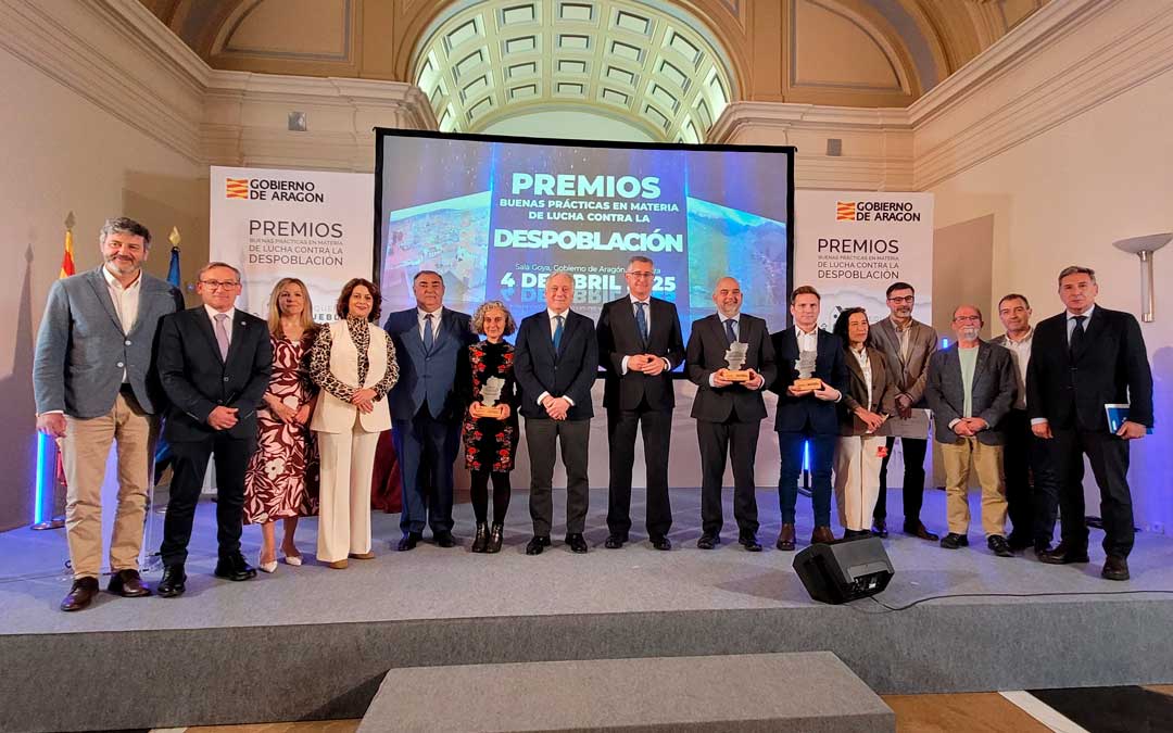 Foto de familia de autoridades y galardonados con el 'Premio a las buenas prácticas en materia de despoblación'./ DGA