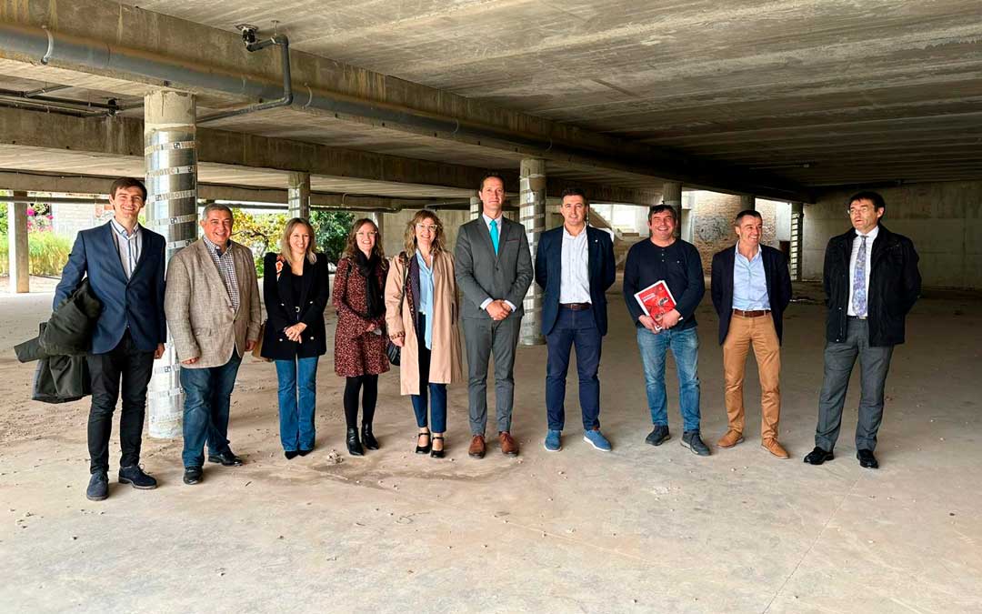 Imagen de archivo de la presentación con los representantes de la empresa, el alcalde, Alberto Herrero, y la concejal de Comercio, Laura Martínez
