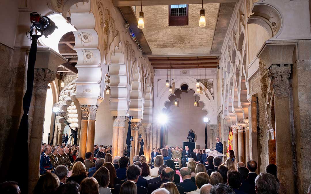 Numerosas autoridades e invitados han asistido al acto en la Aljafería / Fabián Simón
