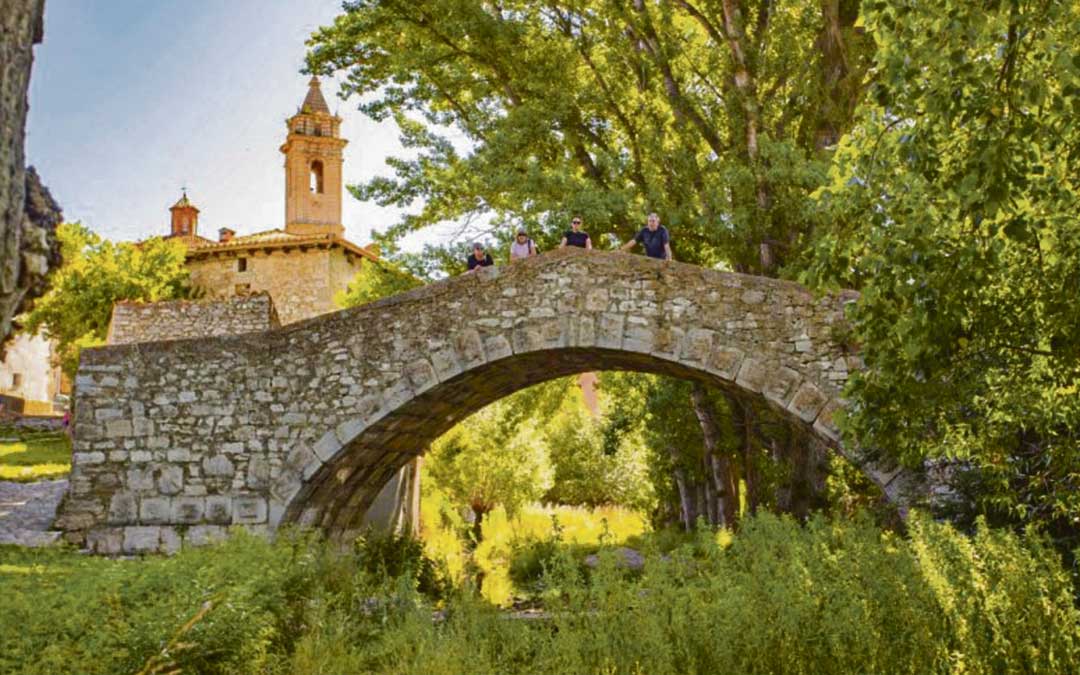 El proyecto piloto deberá contemplar en Fortanete una iluminación que resalte las características arquitectónicas e históricas del puente medieval y los huertos separados por muros de piedra seca / C. Maestrazgo