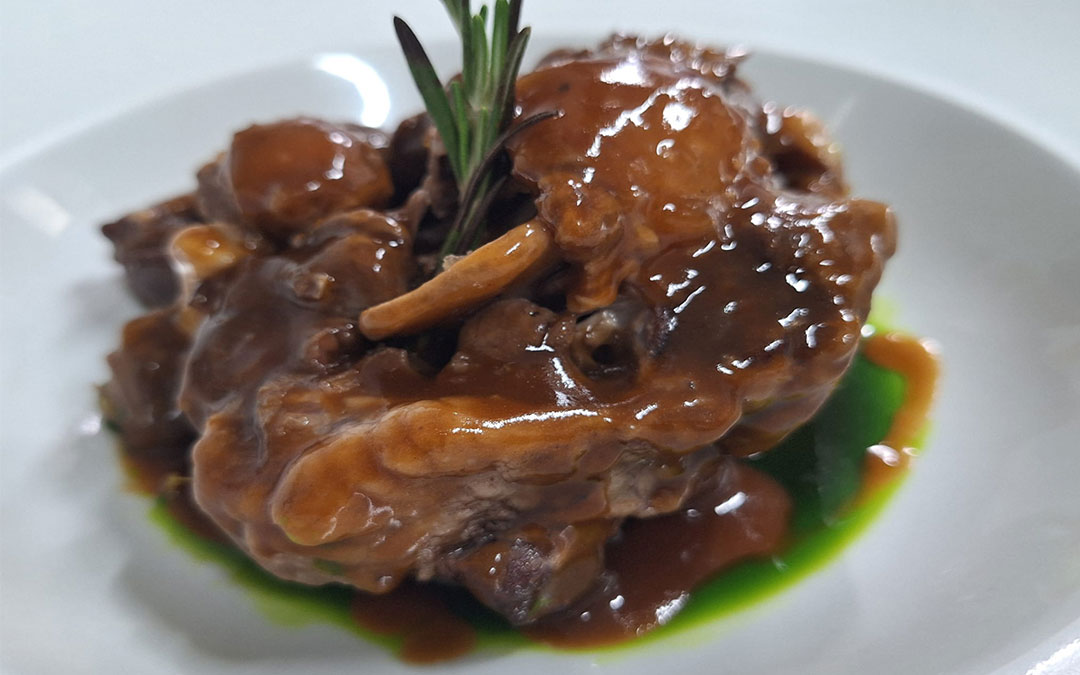 Rabo guisado con vino tinto, chocolate y AOVE de hierbas./ Manuel Barrau