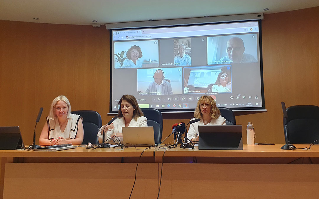 El CIT de Teruel junto a la UNIZAR lanzan una red para activar el talento en la provincia. De izqda a drcha_Sara Anés, Coordinadora CIT de Teruel, Mari Carmen Aguilar, Vicerrectora Campus de UNIZAR en Teruel, María Isabel Saz, Investigadora UNIZAR. Grupo de Estudios Sociales y Económicos del Tercer Sector.